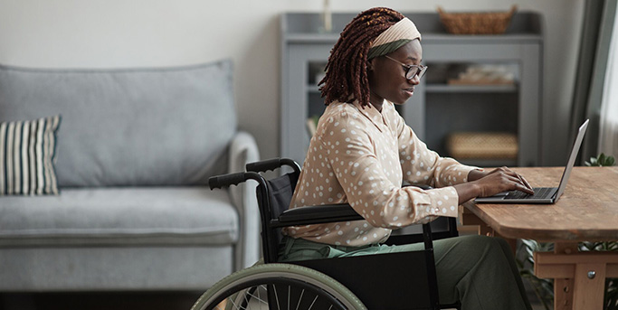Jeune femme handicapé faisant du télétravail-683-343.jpg