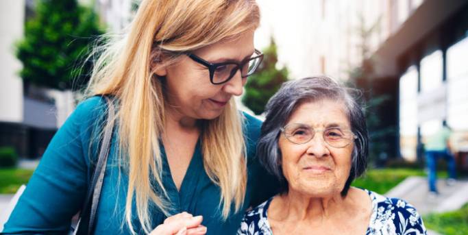 fille-senior-tenant-sa-mere-par-la-main.jpg