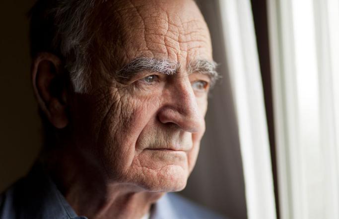 1280  Web-Homme senior seul, perdu dans ses pensés et ayant l'alzheimer. (1).jpg